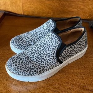 7.5 M. Nursemates Adela shoes. Grey leopard.